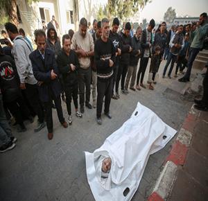 وداع وتشييع جثامين شهداء بينهم اطفال في مستشفى الشفاء بعد عدة غارات جوية اسرائيلية استهدفت مناطق متفرقة من مدينة غزة